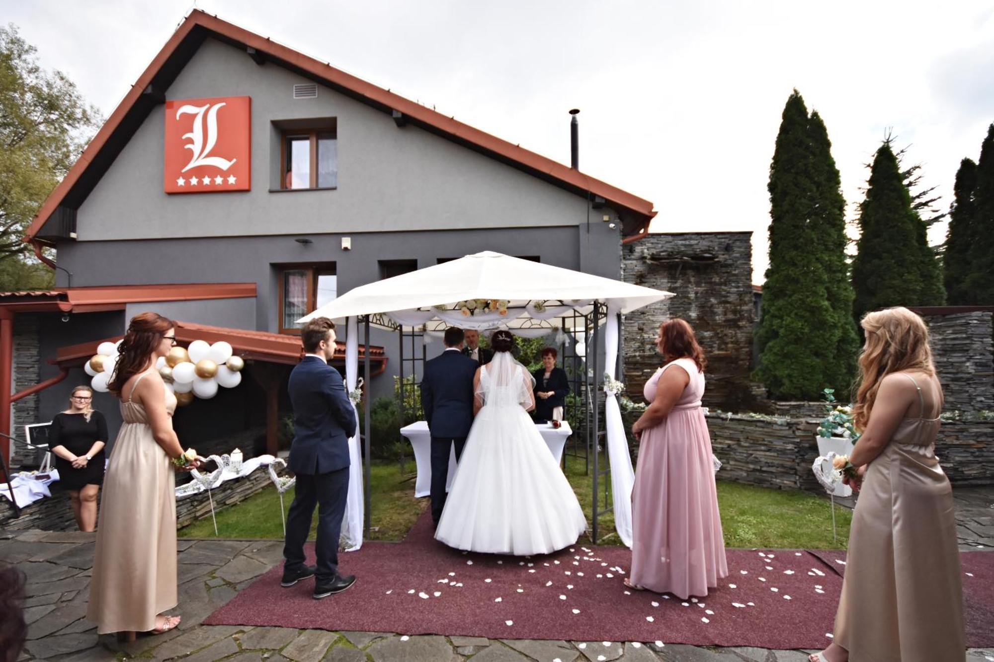 Restaurace A Penzion Lutena Dolni Lutyne Eksteriør bilde